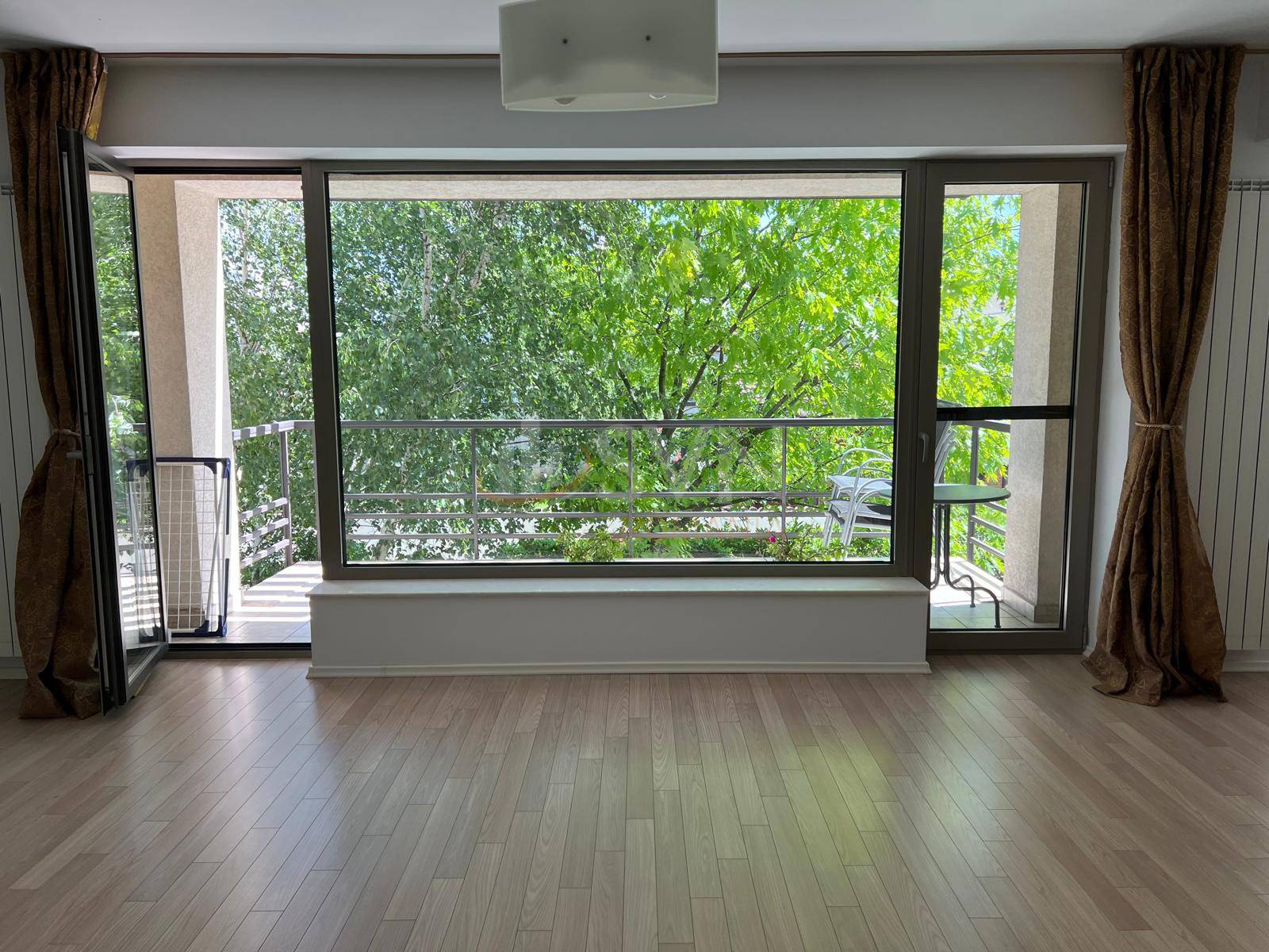 4 camere cu loc parcare exterior inclus Bucuresti/Baneasa