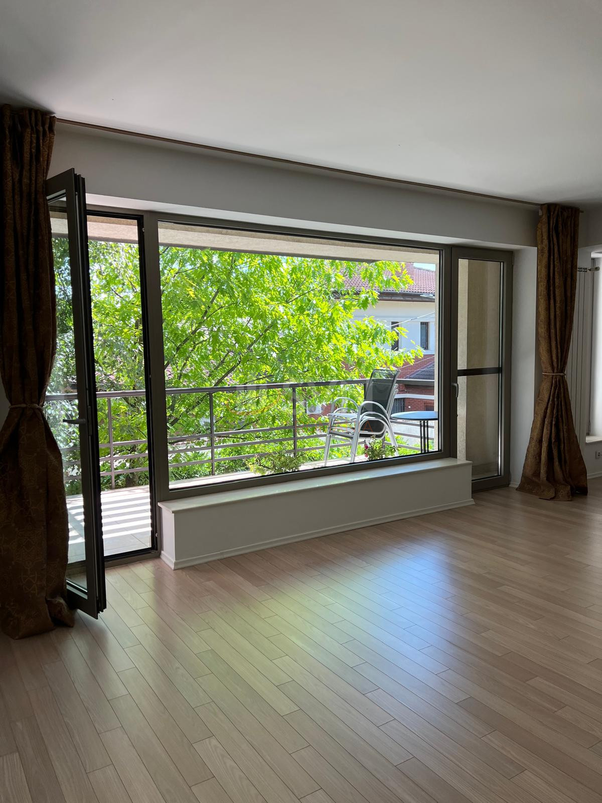 4 camere cu loc parcare exterior inclus Bucuresti/Baneasa