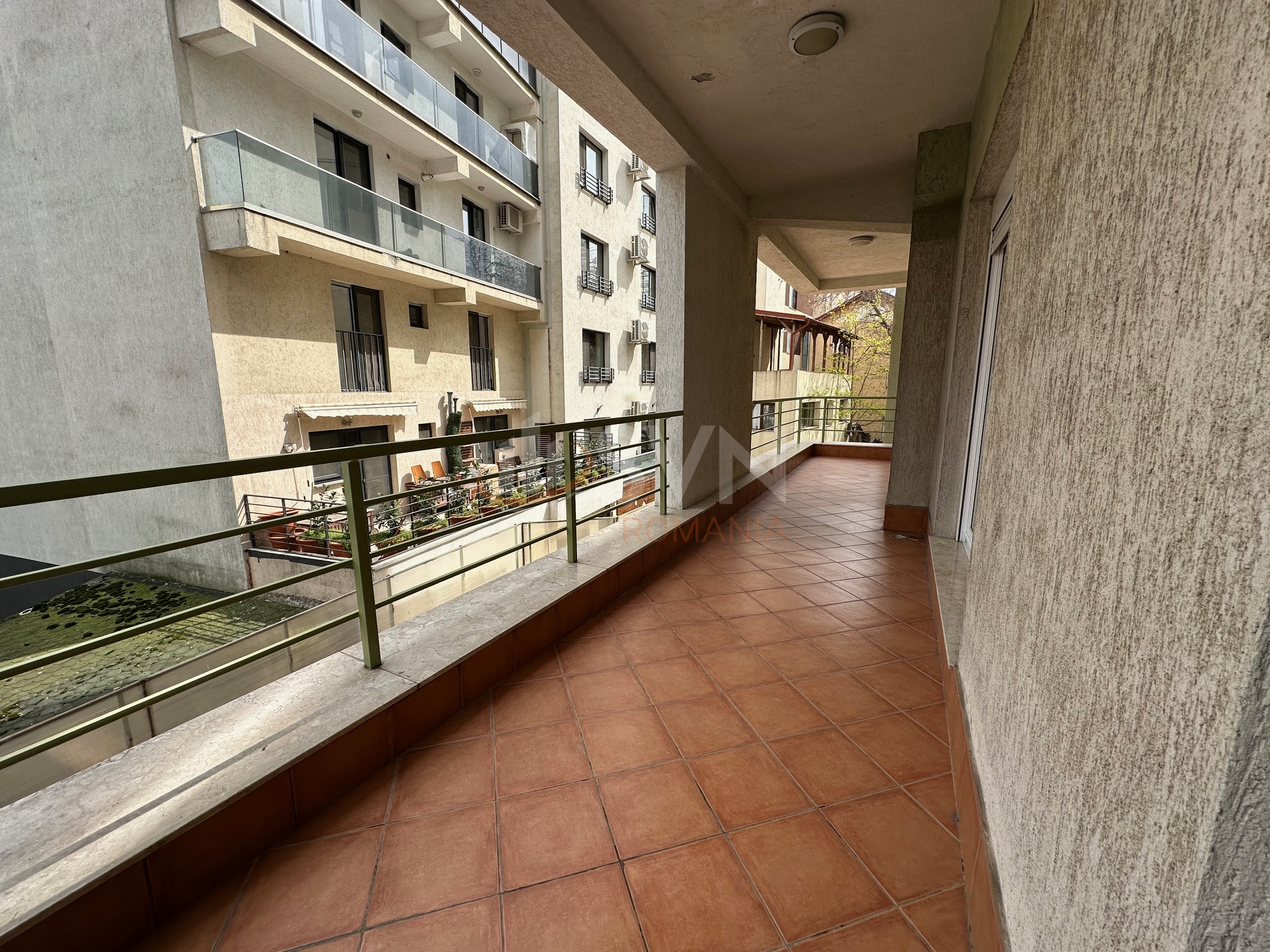 6 camere cu loc parcare exterior inclus Bucuresti/Herastrau