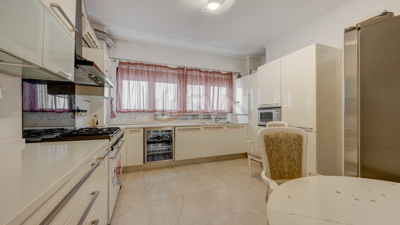 Apartament, 3 camere Bucuresti/Primaverii