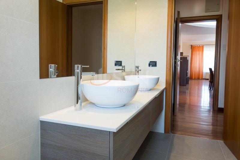 Apartament, 3 camere Bucuresti/Primaverii