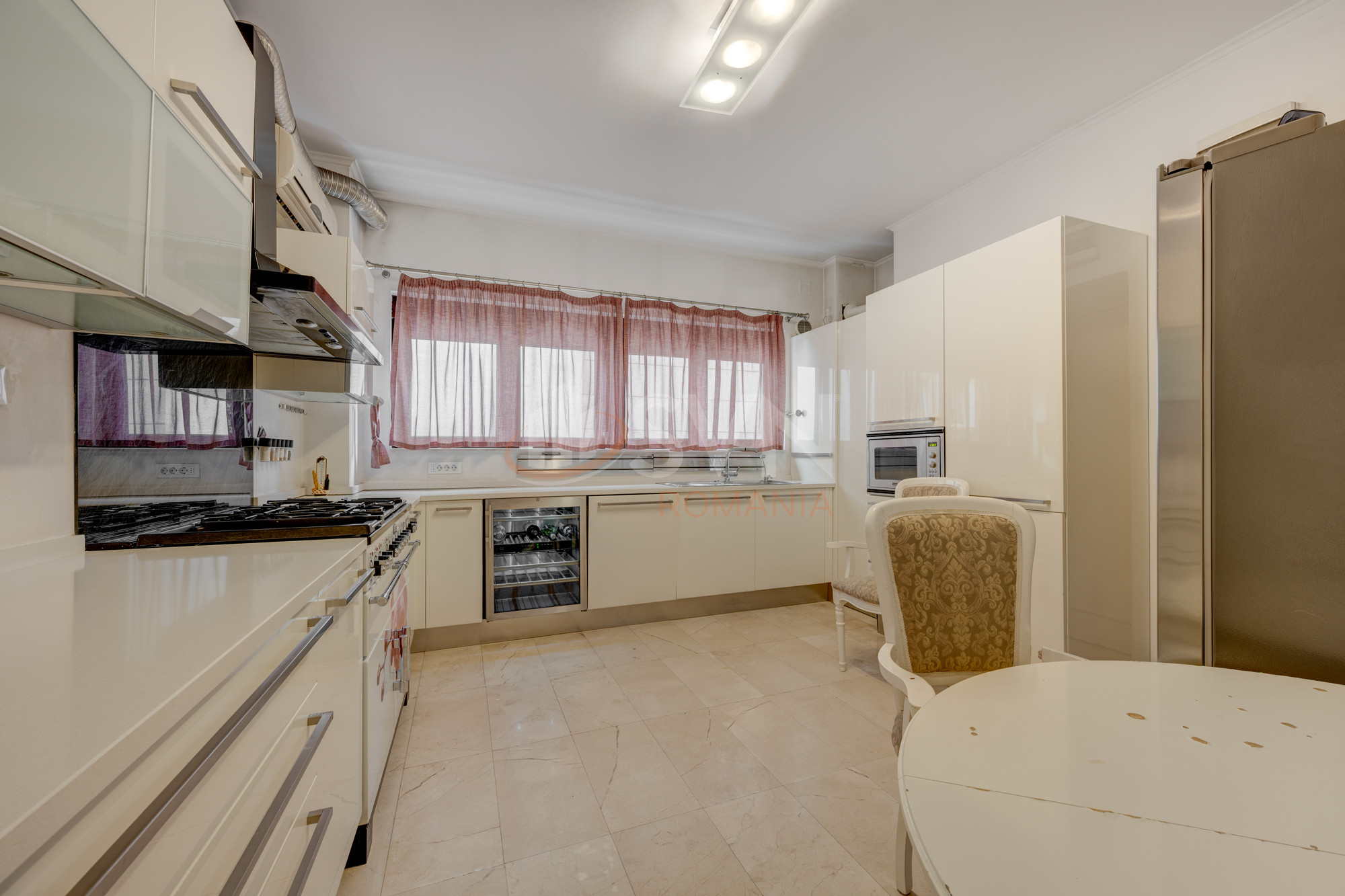 Apartament, 4 camere Bucuresti/Primaverii