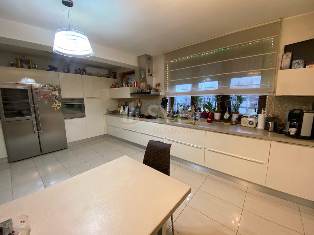 Casa, 5 camere Bucuresti/Damaroaia