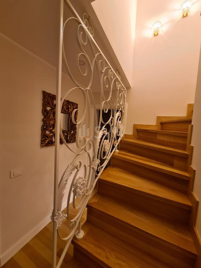 Casa, 9 camere Bucuresti/1 Mai